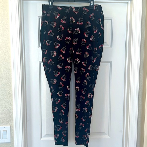 Torrid black & pink leggingsSize L, pink flowers crown on skulls design - Picture 3 of 7